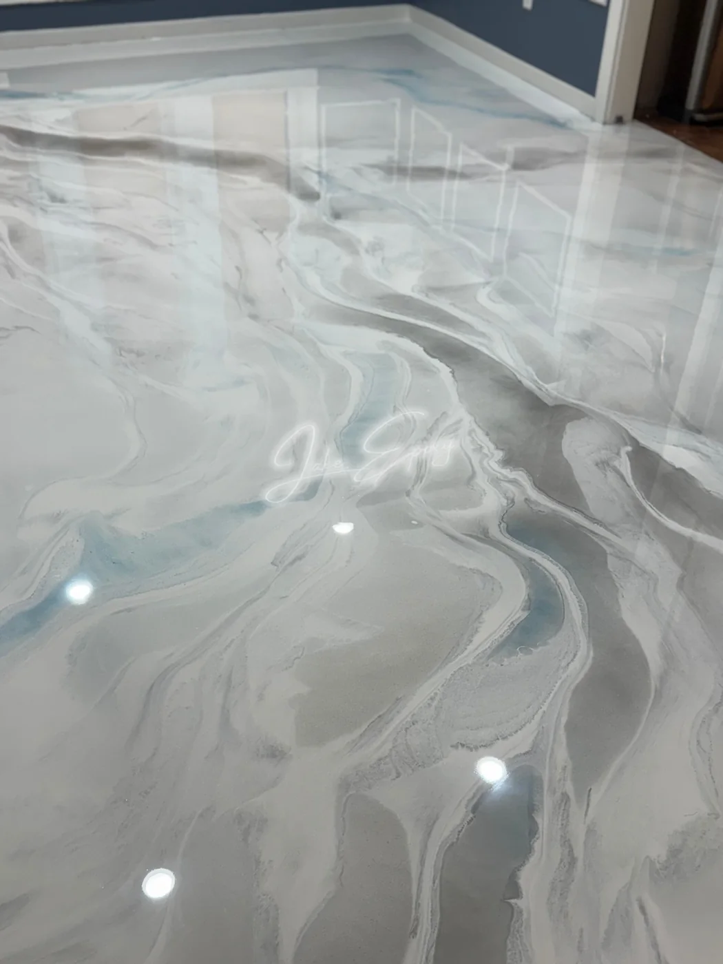 White metallic epoxy veining close-up