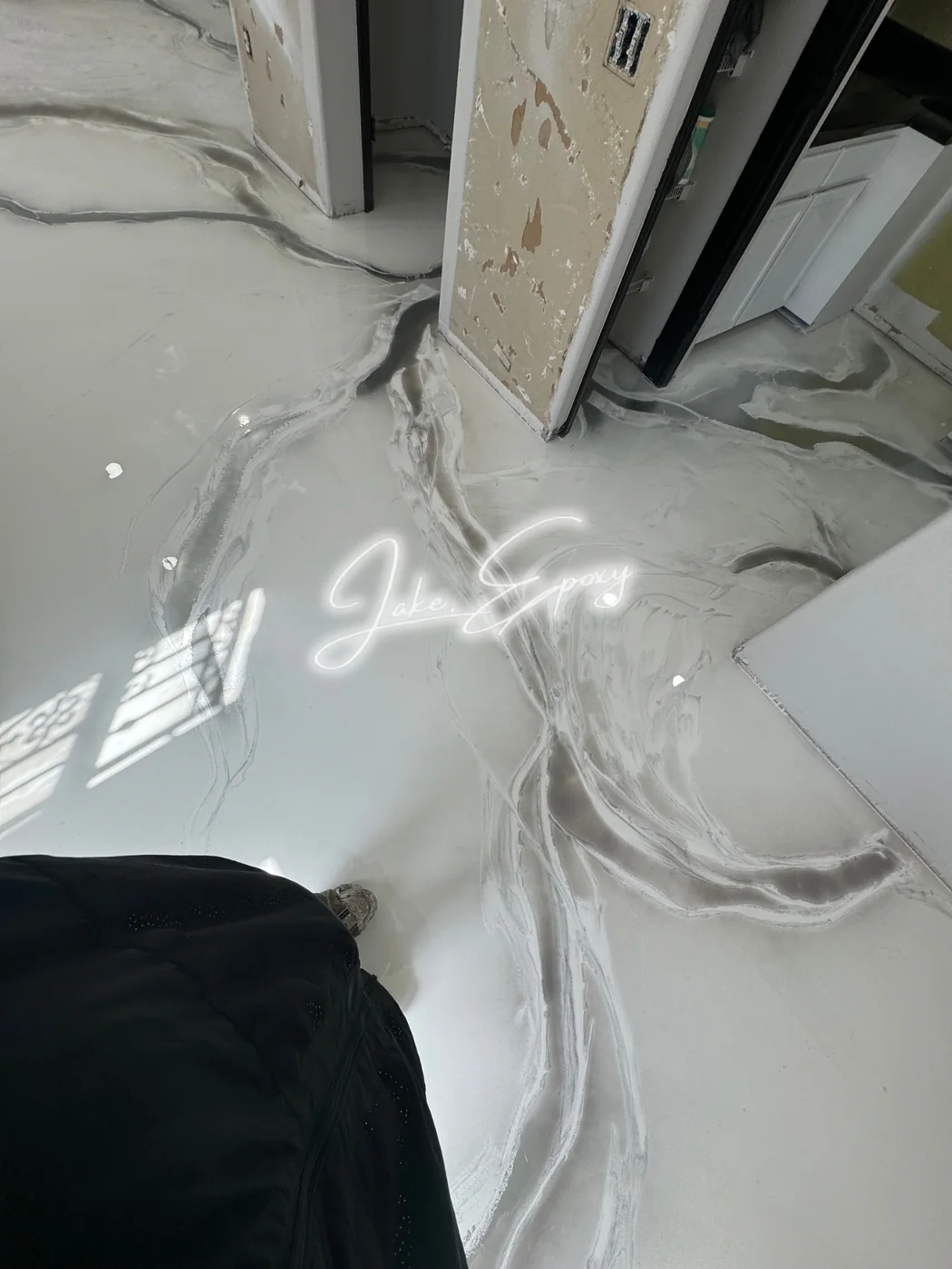 White metallic epoxy detail near cabinetry